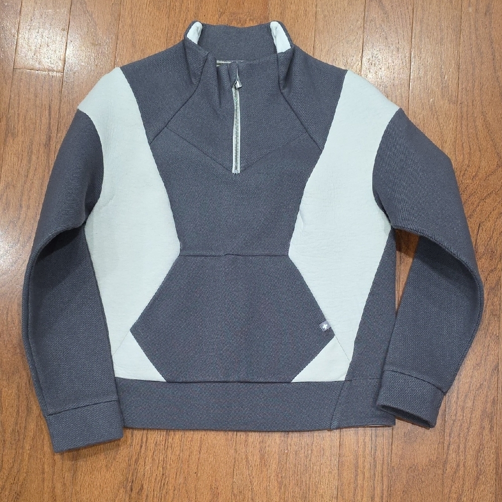Figs Gray and Off White Zip Up Sweater with‎ Modern Design